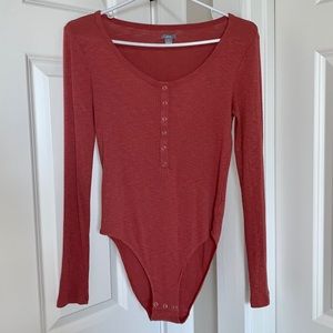 Aerie Red/Mauve Long Sleeve Buttoned Bodysuit - M